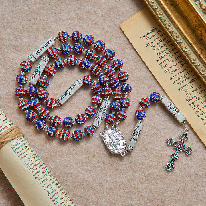Christianartworkshop Rosario con barretta di versetto biblico e strass nei toni della bandiera americana, con crocifisso antico: emblema di fedele alleanza celeste. - image 2