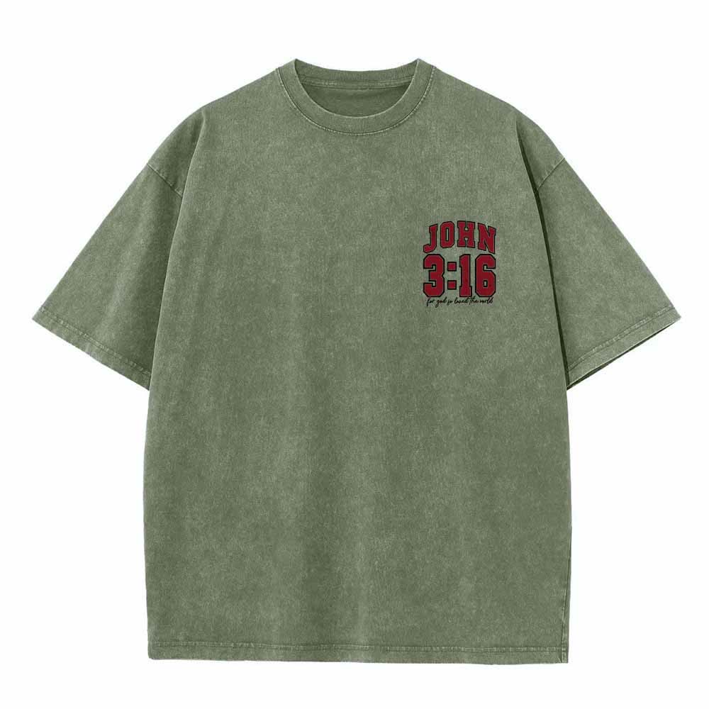 Christianartworkshop Maglietta lavata con scritta "For God So Loved The World" sul retro, lato sinistro del petto: Giovanni 3:16, carattere Varsity. - image 25