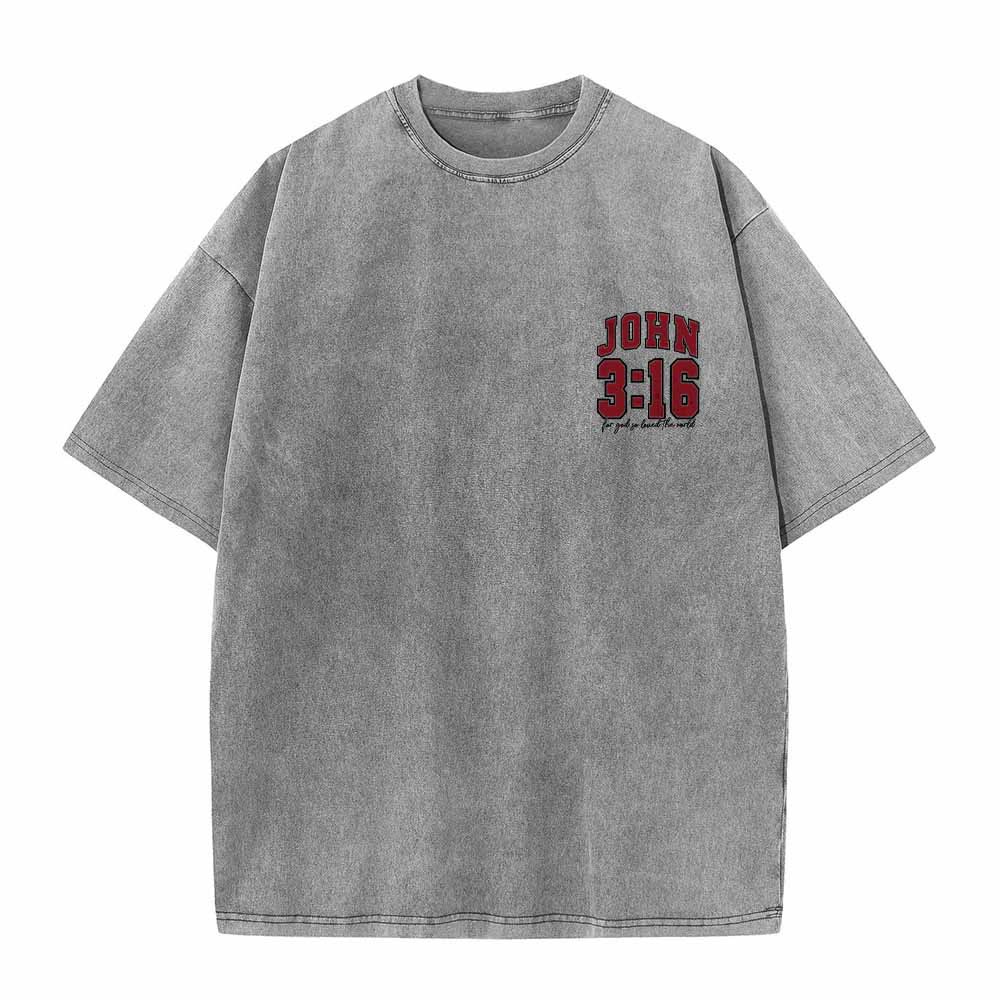 Christianartworkshop Maglietta lavata con scritta "For God So Loved The World" sul retro, lato sinistro del petto: Giovanni 3:16, carattere Varsity. - image 1