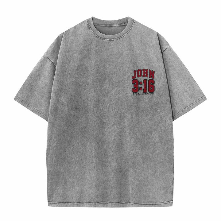 Christianartworkshop Maglietta lavata con scritta "For God So Loved The World" sul retro, lato sinistro del petto: Giovanni 3:16, carattere Varsity. - image 1