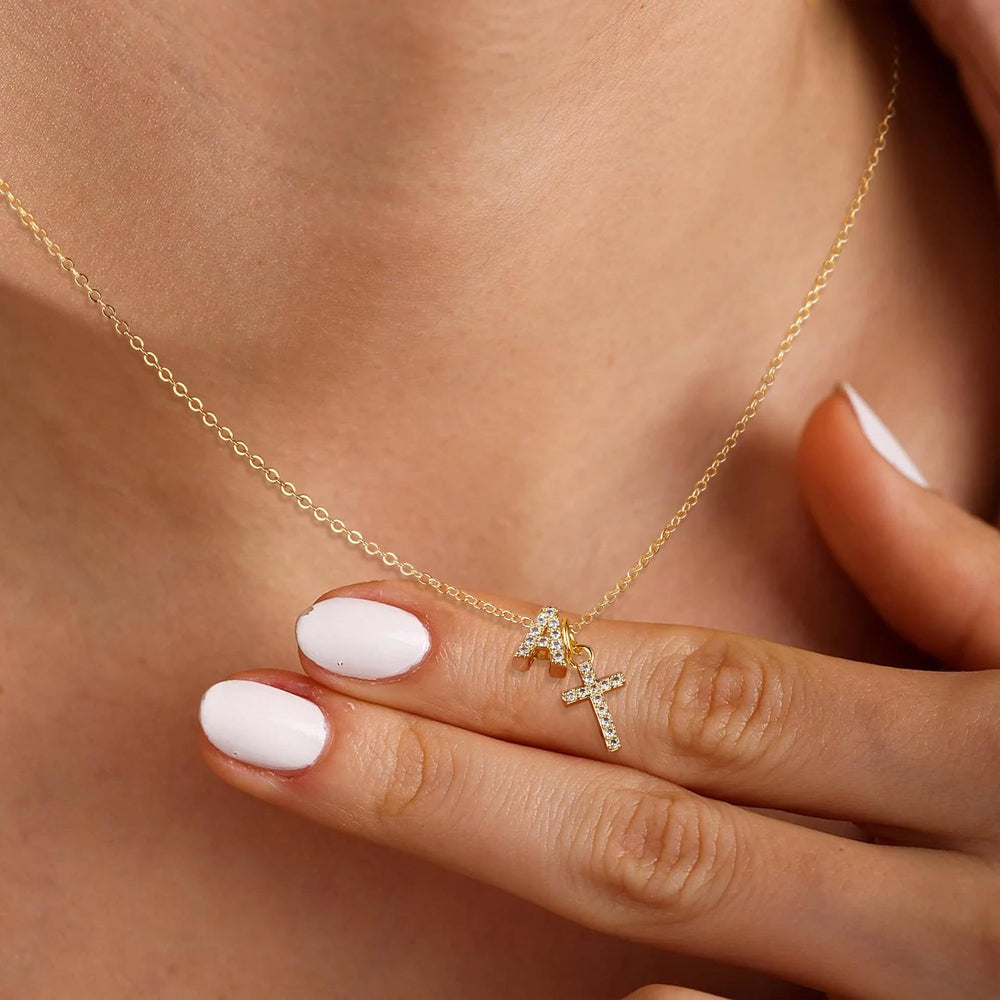 Christianartworkshop Collana con doppio ciondolo a croce con iniziali personalizzate dalla A alla Z e strass: un simbolo senza tempo di dolce protezione celeste. - image 1