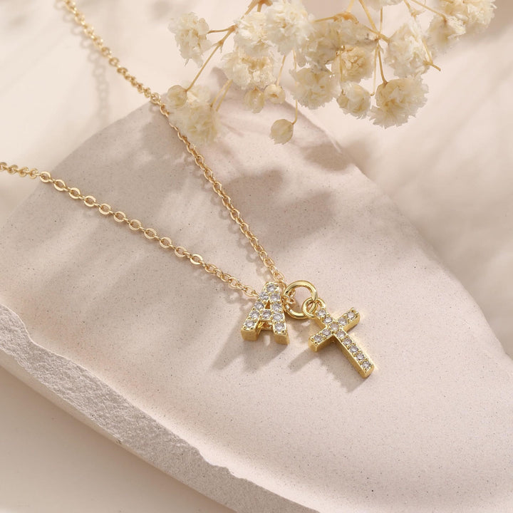 Christianartworkshop Collana con doppio ciondolo a croce con iniziali personalizzate dalla A alla Z e strass: un simbolo senza tempo di dolce protezione celeste. - image 0