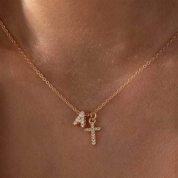Christianartworkshop Collana con doppio ciondolo a croce con iniziali personalizzate dalla A alla Z e strass: un simbolo senza tempo di dolce protezione celeste. - UN - image 2