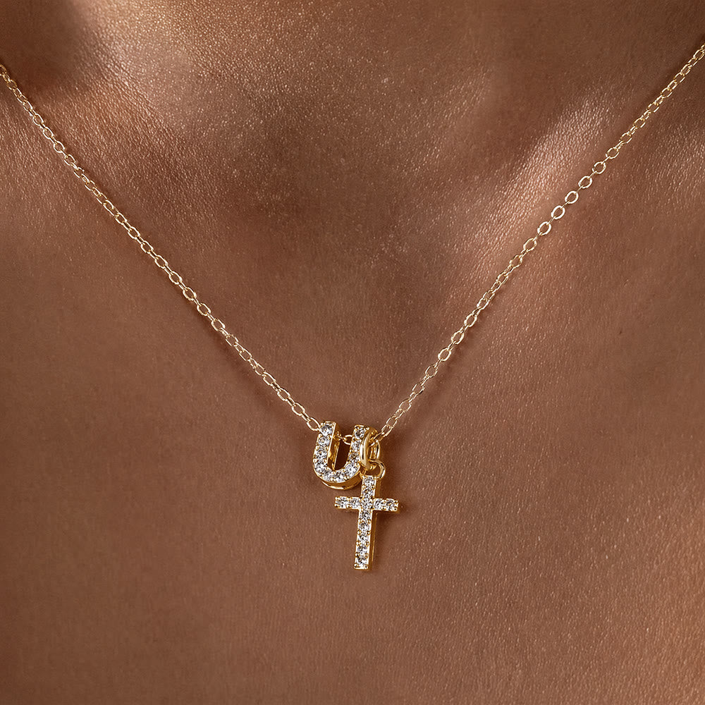 Christianartworkshop Collana con doppio ciondolo a croce con iniziali personalizzate dalla A alla Z e strass: un simbolo senza tempo di dolce protezione celeste. - U - image 22