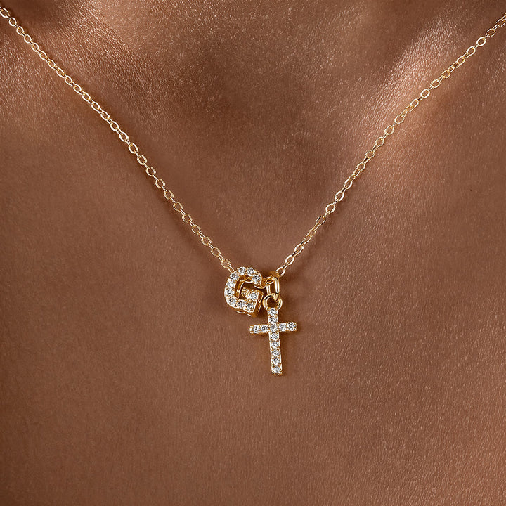 Christianartworkshop Collana con doppio ciondolo a croce con iniziali personalizzate dalla A alla Z e strass: un simbolo senza tempo di dolce protezione celeste. - G - image 8