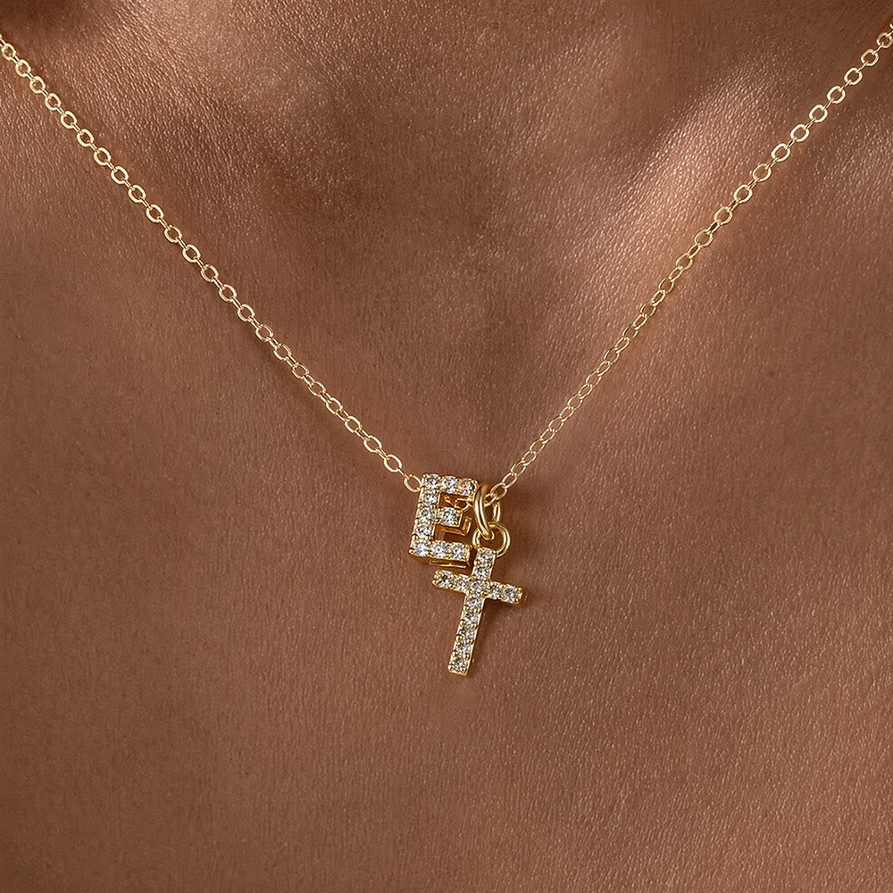Christianartworkshop Collana con doppio ciondolo a croce con iniziali personalizzate dalla A alla Z e strass: un simbolo senza tempo di dolce protezione celeste. - E - image 6