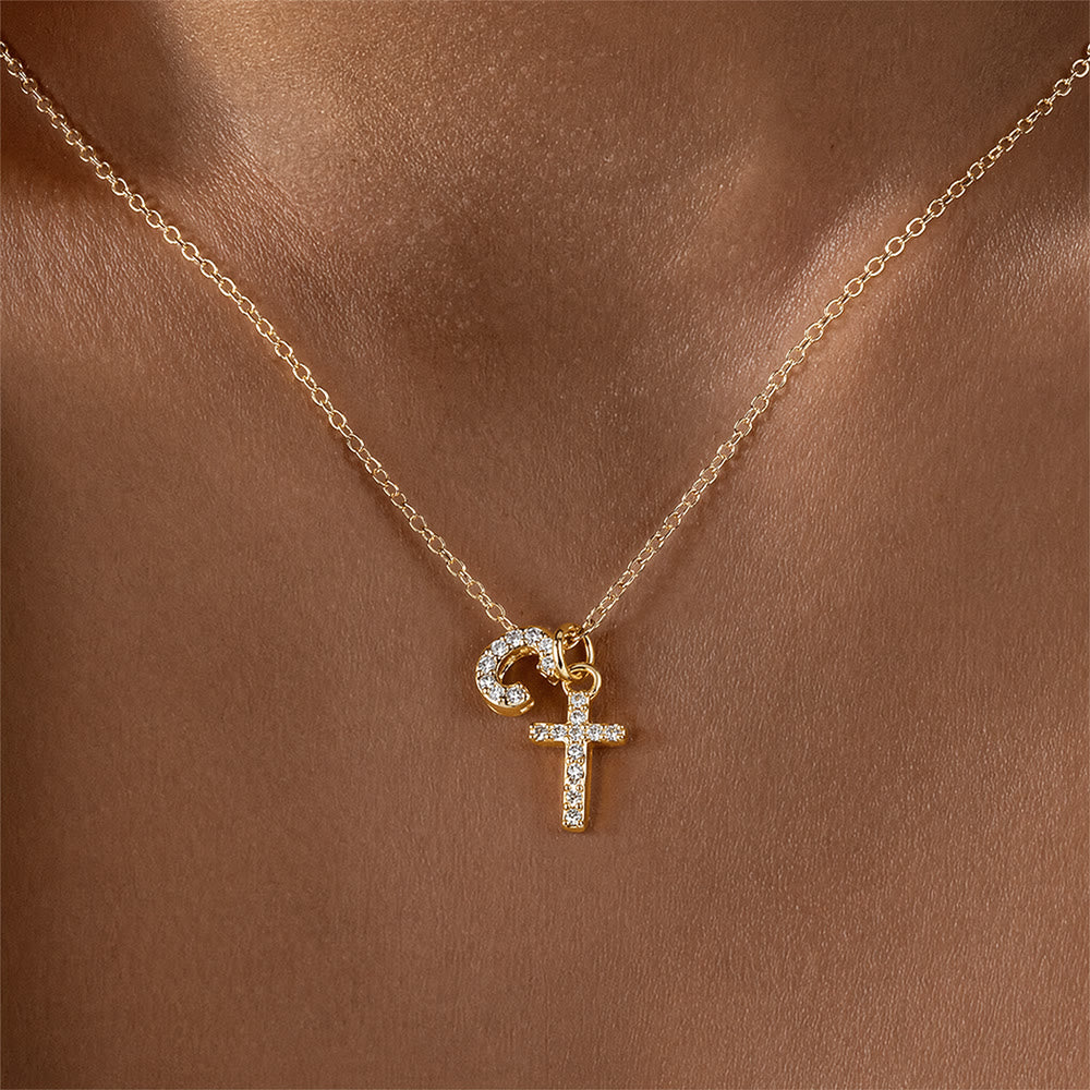 Christianartworkshop Collana con doppio ciondolo a croce con iniziali personalizzate dalla A alla Z e strass: un simbolo senza tempo di dolce protezione celeste. - C - image 4