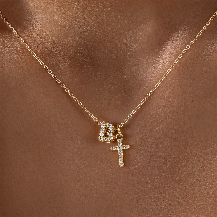 Christianartworkshop Collana con doppio ciondolo a croce con iniziali personalizzate dalla A alla Z e strass: un simbolo senza tempo di dolce protezione celeste. - B - image 3