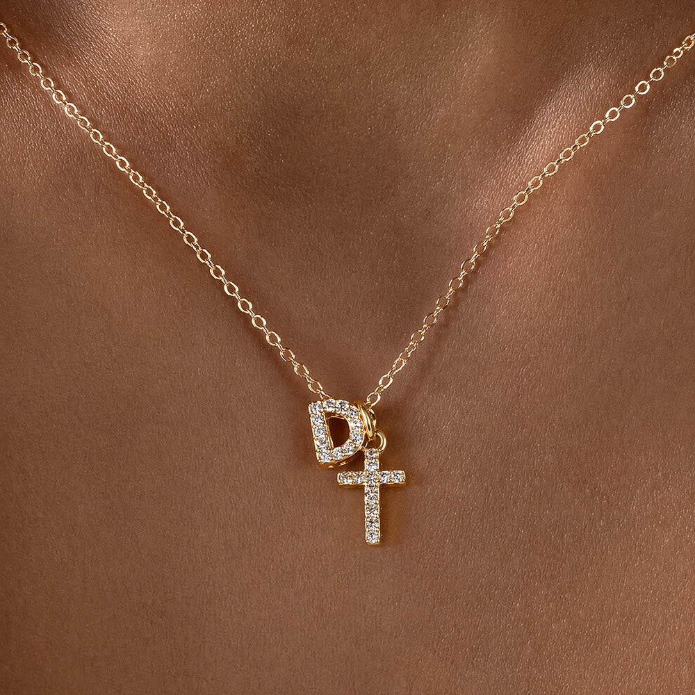 Christianartworkshop Collana con doppio ciondolo a croce con iniziali personalizzate dalla A alla Z e strass: un simbolo senza tempo di dolce protezione celeste. - D - image 5
