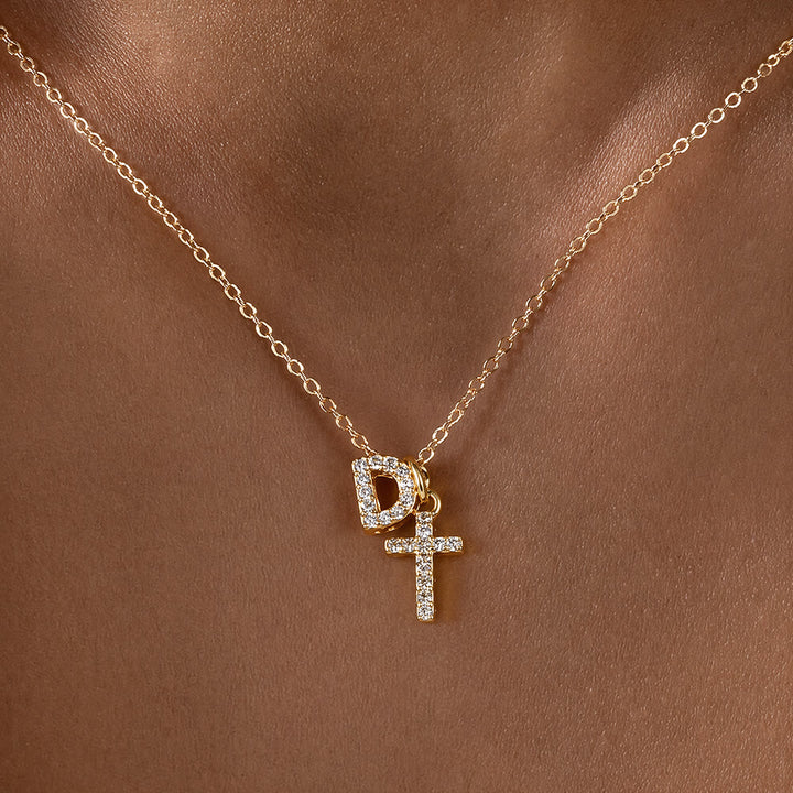 Christianartworkshop Collana con doppio ciondolo a croce con iniziali personalizzate dalla A alla Z e strass: un simbolo senza tempo di dolce protezione celeste. - D - image 5