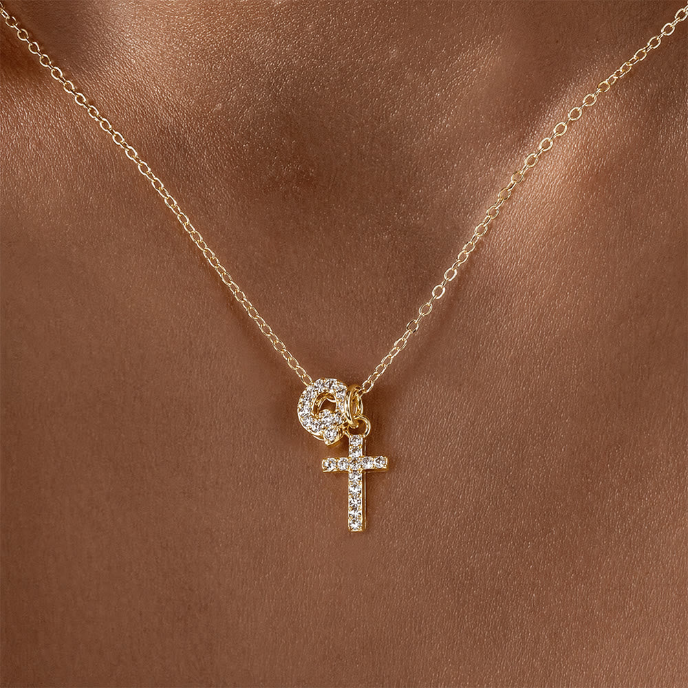 Christianartworkshop Collana con doppio ciondolo a croce con iniziali personalizzate dalla A alla Z e strass: un simbolo senza tempo di dolce protezione celeste. - Q - image 18