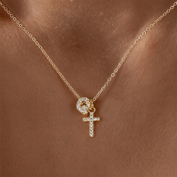 Christianartworkshop Collana con doppio ciondolo a croce con iniziali personalizzate dalla A alla Z e strass: un simbolo senza tempo di dolce protezione celeste. - Q - image 18