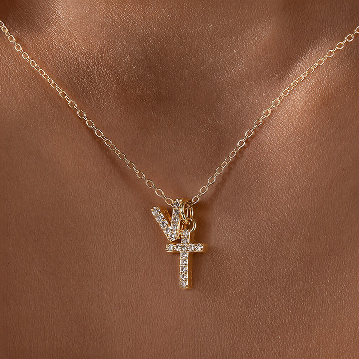 Christianartworkshop Collana con doppio ciondolo a croce con iniziali personalizzate dalla A alla Z e strass: un simbolo senza tempo di dolce protezione celeste. - V - image 23