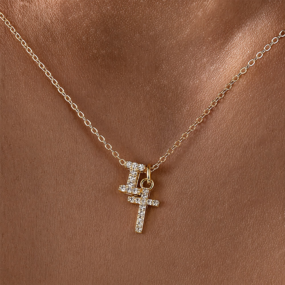 Christianartworkshop Collana con doppio ciondolo a croce con iniziali personalizzate dalla A alla Z e strass: un simbolo senza tempo di dolce protezione celeste. - IO - image 10