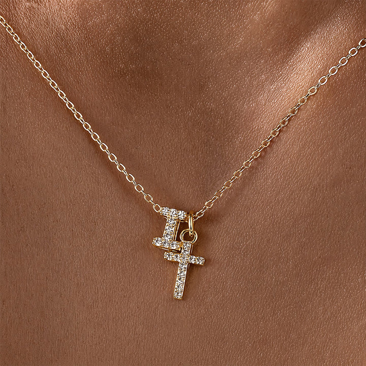 Christianartworkshop Collana con doppio ciondolo a croce con iniziali personalizzate dalla A alla Z e strass: un simbolo senza tempo di dolce protezione celeste. - IO - image 10