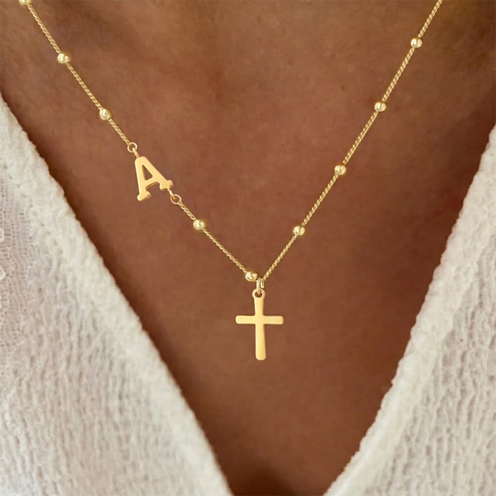 Christianartworkshop Collana con ciondolo a croce laterale personalizzato con iniziale dalla A alla Z e catena di perline: emblema senza tempo di dolce protezione celeste. - D'oro - UN - image 1