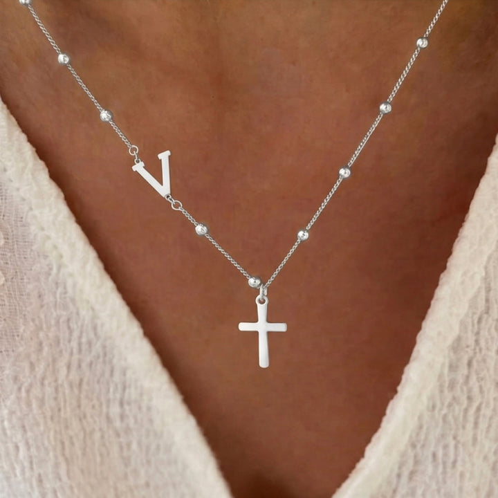 Christianartworkshop Collana con ciondolo a croce laterale personalizzato con iniziale dalla A alla Z e catena di perline: emblema senza tempo di dolce protezione celeste. - Argento - V - image 47