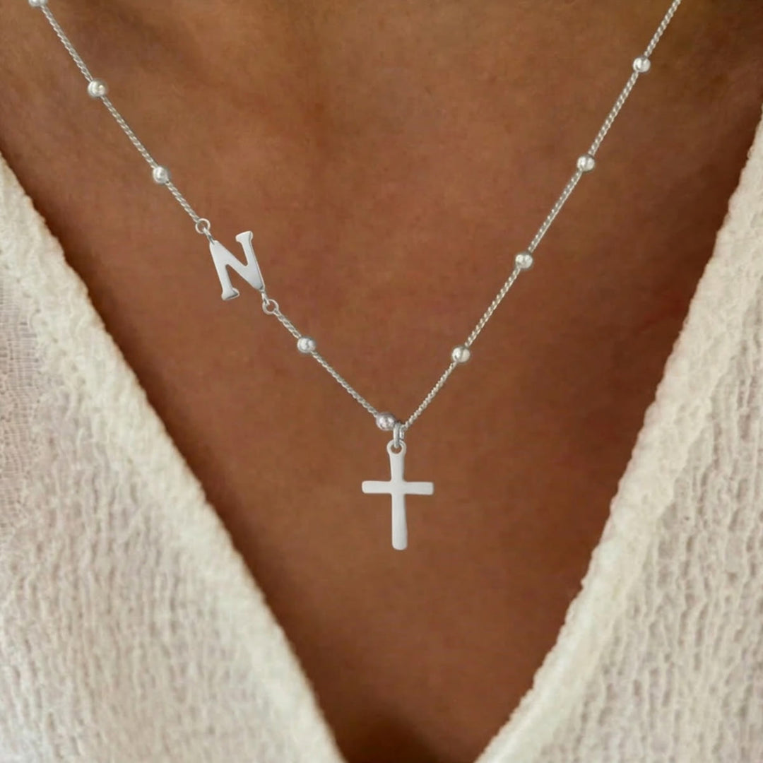 Christianartworkshop Collana con ciondolo a croce laterale personalizzato con iniziale dalla A alla Z e catena di perline: emblema senza tempo di dolce protezione celeste. - Argento - N - image 39