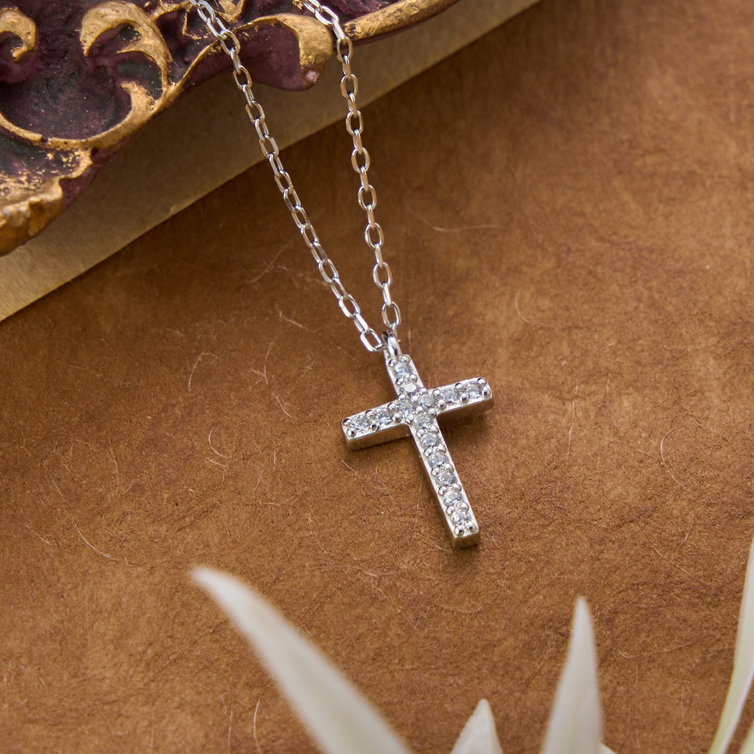 Christianartworkshop Delicata collana da indossare tutti i giorni con piccola croce in argento sterling tempestata di pavé: emblema senza tempo di dolce protezione celeste. - Argento - image 4
