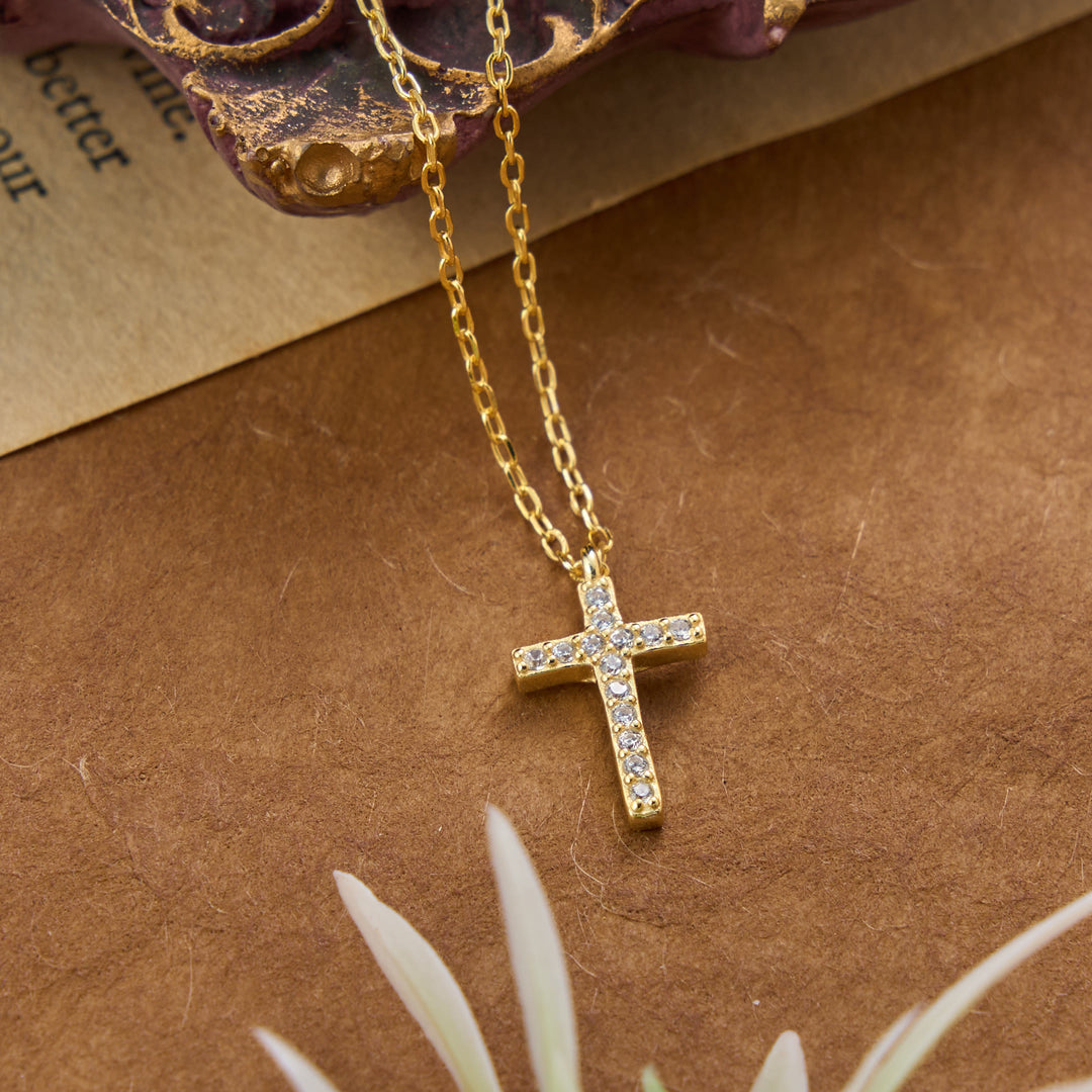 Christianartworkshop Delicata collana da indossare tutti i giorni con piccola croce in argento sterling tempestata di pavé: emblema senza tempo di dolce protezione celeste. - D'oro - image 2