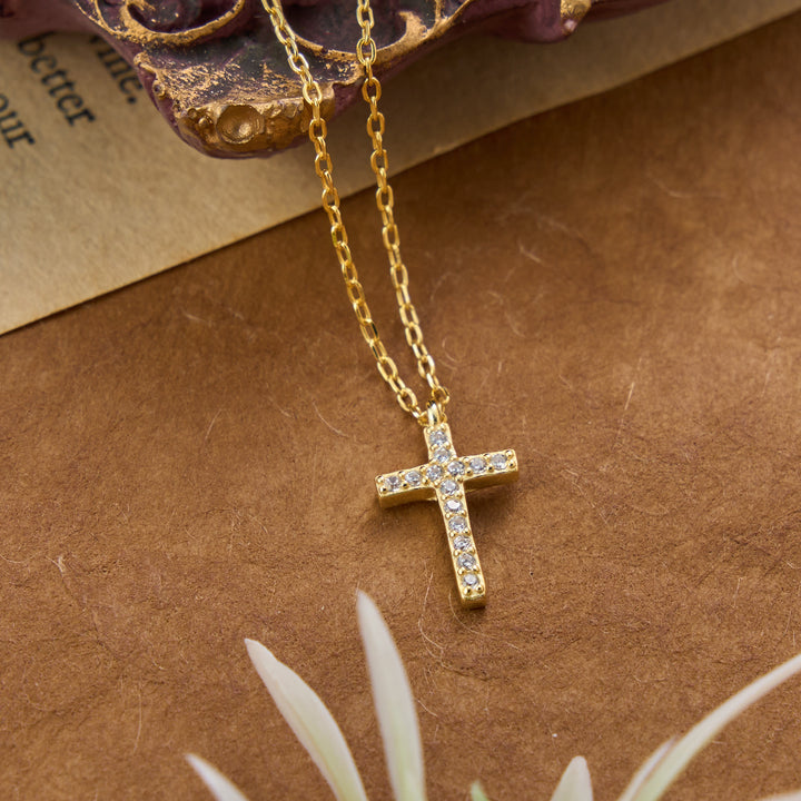 Christianartworkshop Delicata collana da indossare tutti i giorni con piccola croce in argento sterling tempestata di pavé: emblema senza tempo di dolce protezione celeste. - D'oro - image 2