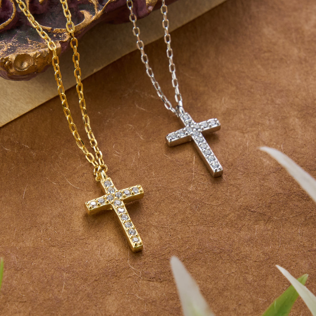 Christianartworkshop Delicata collana da indossare tutti i giorni con piccola croce in argento sterling tempestata di pavé: emblema senza tempo di dolce protezione celeste. - image 0