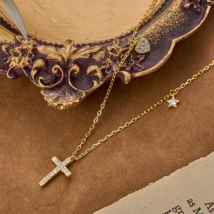 Christianartworkshop Delicata collana da indossare tutti i giorni con piccola croce in argento sterling tempestata di pavé: emblema senza tempo di dolce protezione celeste. - image 3