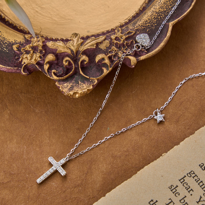Christianartworkshop Delicata collana da indossare tutti i giorni con piccola croce in argento sterling tempestata di pavé: emblema senza tempo di dolce protezione celeste. - image 5