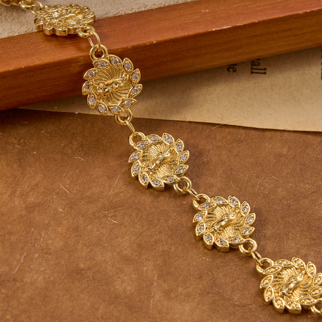 Christianartworkshop Bracciale con medaglione a petali luminosi e finiture scintillanti della Madonna di Guadalupe: emblema senza tempo di dolce protezione celeste. - image 4