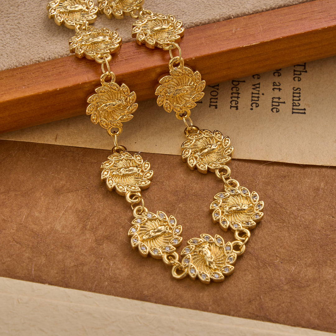 Christianartworkshop Bracciale con medaglione a petali luminosi e finiture scintillanti della Madonna di Guadalupe: emblema senza tempo di dolce protezione celeste. - image 3