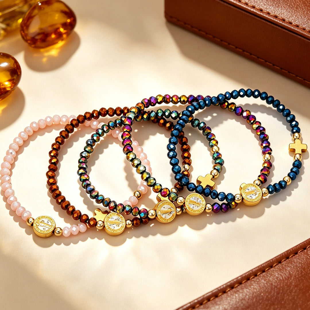 Christianartworkshop Bracciale elastico con medaglia e croce di San Benedetto e perline multicolore: emblema senza tempo di dolce protezione celeste. - image 0