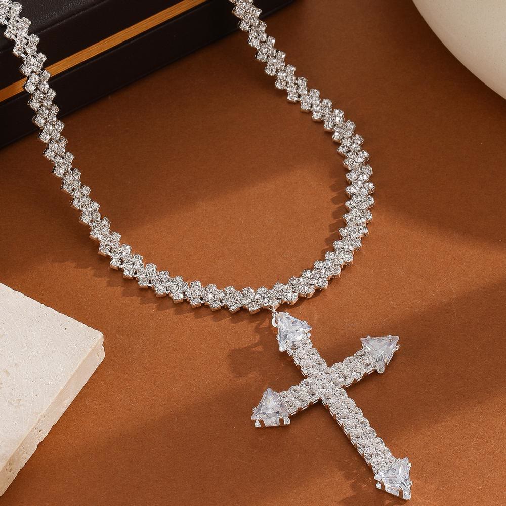 Christianartworkshop Collana con ciondolo a croce con punta di freccia radiosa intarsiata e scintillante, stile multi-stile: emblema senza tempo di dolce protezione celeste. - Croce Classica - image 3