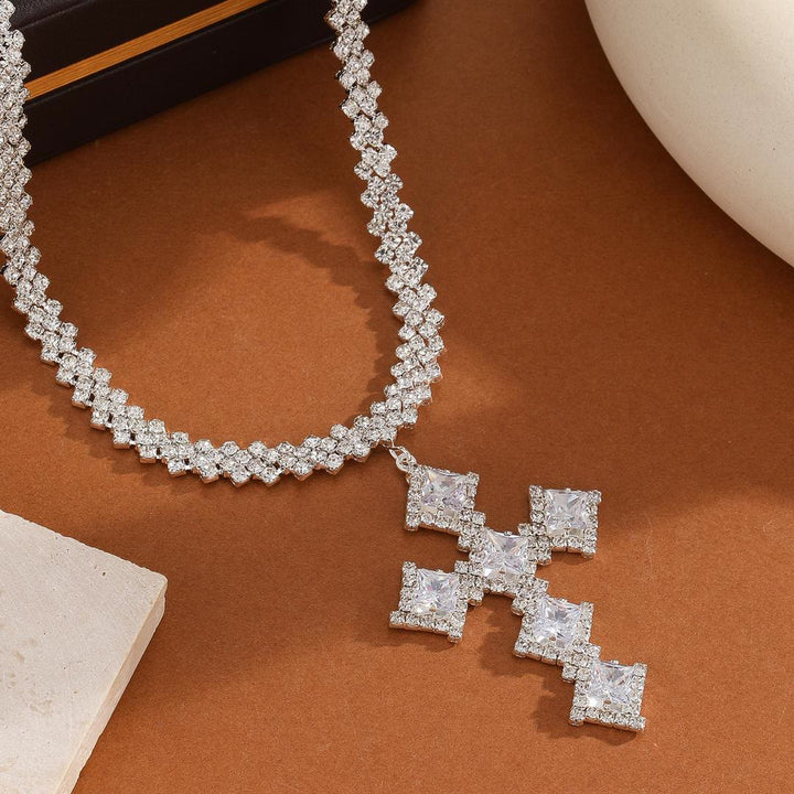 Christianartworkshop Collana con ciondolo a croce con punta di freccia radiosa intarsiata e scintillante, stile multi-stile: emblema senza tempo di dolce protezione celeste. - Croce ornata - image 6