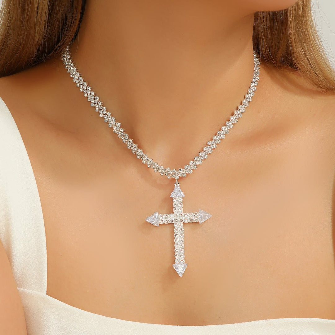Christianartworkshop Collana con ciondolo a croce con punta di freccia radiosa intarsiata e scintillante, stile multi-stile: emblema senza tempo di dolce protezione celeste. - image 0