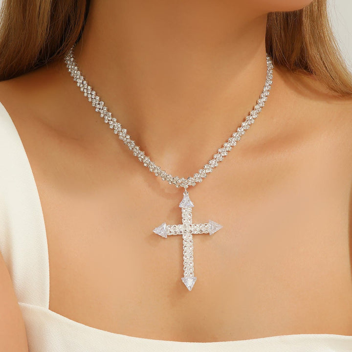Christianartworkshop Collana con ciondolo a croce con punta di freccia radiosa intarsiata e scintillante, stile multi-stile: emblema senza tempo di dolce protezione celeste. - image 0