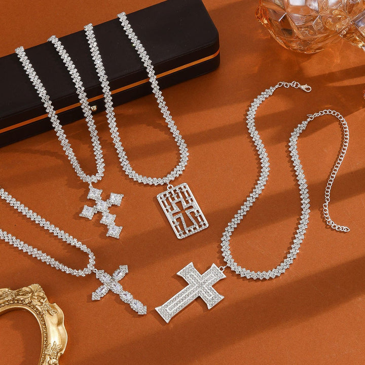 Christianartworkshop Collana con ciondolo a croce con punta di freccia radiosa intarsiata e scintillante, stile multi-stile: emblema senza tempo di dolce protezione celeste. - image 1