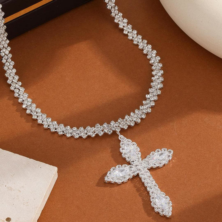 Christianartworkshop Collana con ciondolo a croce con punta di freccia radiosa intarsiata e scintillante, stile multi-stile: emblema senza tempo di dolce protezione celeste. - Croce curva - image 7