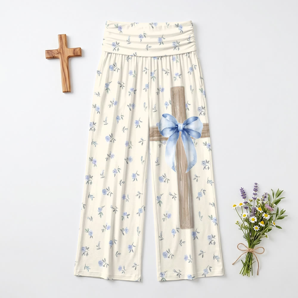 Christianartworkshop Pantaloni a gamba larga con stampa floreale acquerellata a piccoli motivi floreali, texture effetto legno, croce e fiocco blu. - image 1
