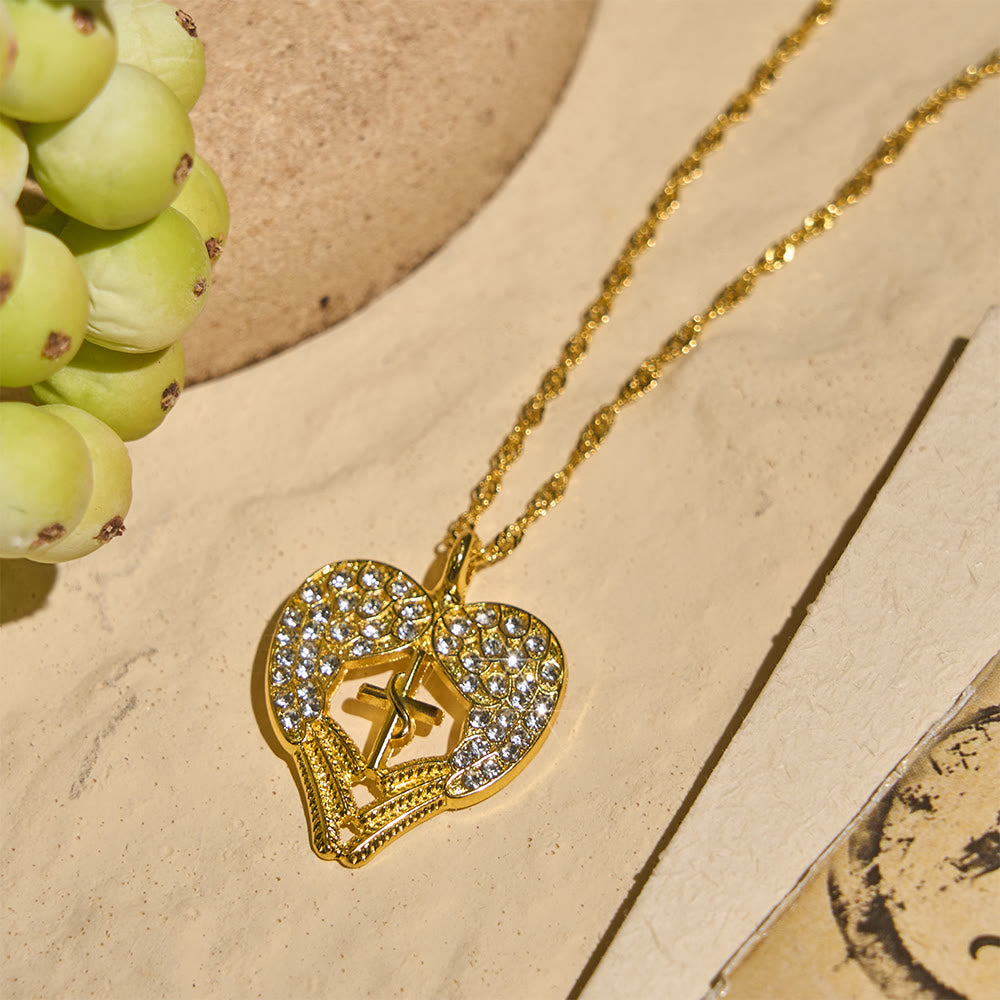 Collana con croce a cuore tempestata di zirconi e ali d'angelo Christianartworkshop : simbolo di amore e grazia divini. - image 4