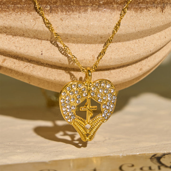 Collana con croce a cuore tempestata di zirconi e ali d'angelo Christianartworkshop : simbolo di amore e grazia divini. - image 2