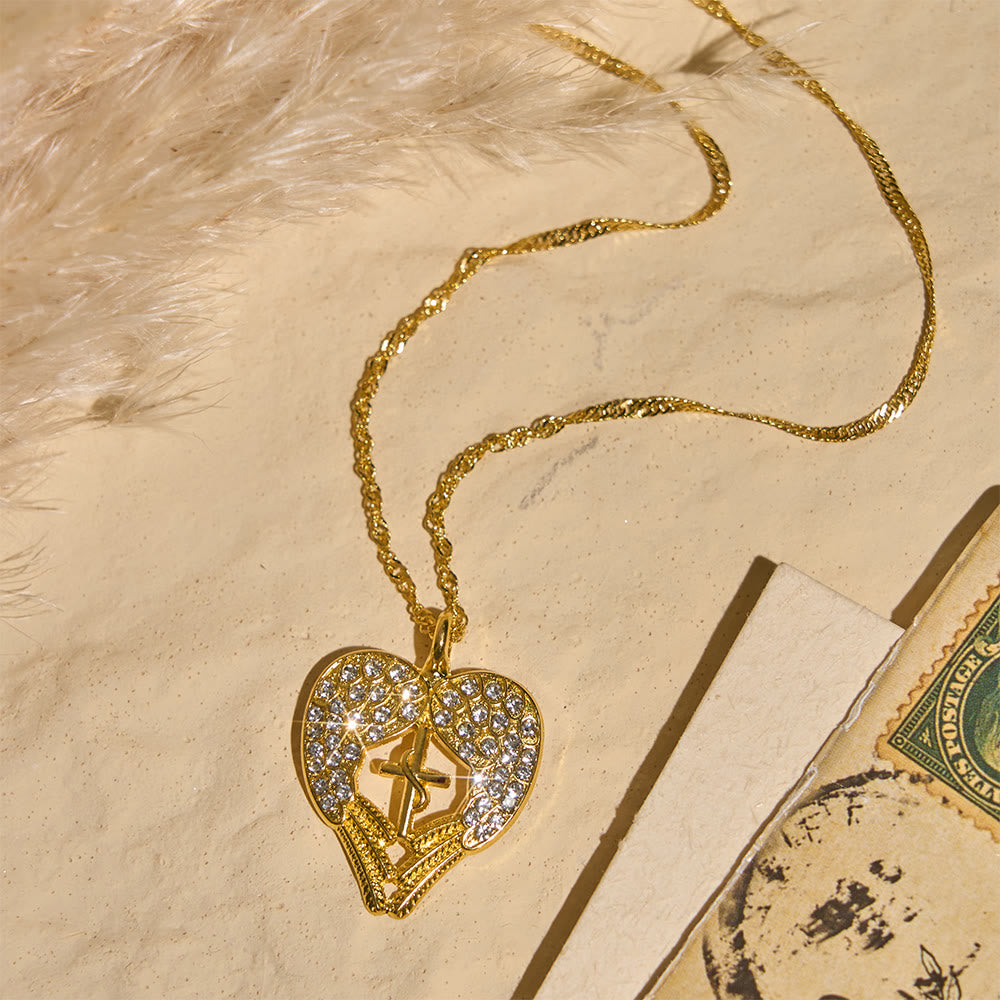 Collana con croce a cuore tempestata di zirconi e ali d'angelo Christianartworkshop : simbolo di amore e grazia divini. - image 3