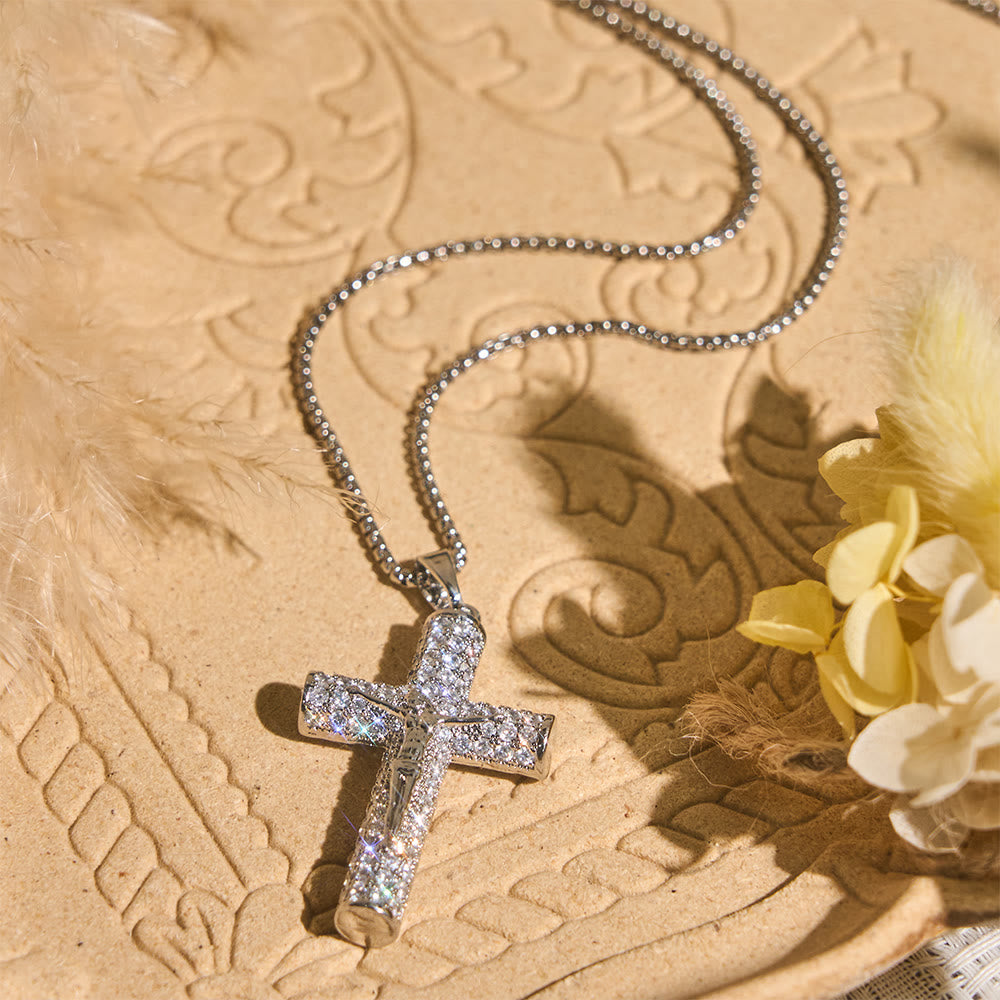 Collana con crocifisso di Gesù tempestato di pavé Christianartworkshop : un dettaglio scintillante per la fede e lo stile quotidiano. - image 1
