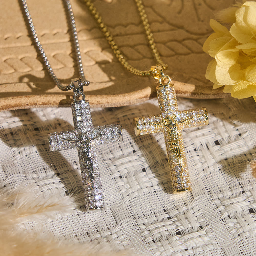 Collana con crocifisso di Gesù tempestato di pavé Christianartworkshop : un dettaglio scintillante per la fede e lo stile quotidiano. - image 0