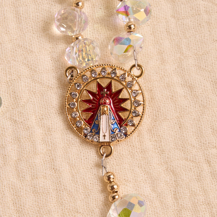 Christianartworkshop Rosario in vetro a goccia con sfumature iridescenti, croce dorata impreziosita da gioielli e medaglione della Madonna di Aparecida. - image 7