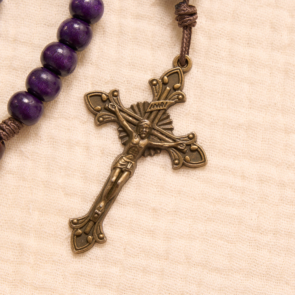 Christianartworkshop Rosario in legno viola con crocifisso in bronzo e medaglione della Sacra Famiglia in rilievo. - image 7