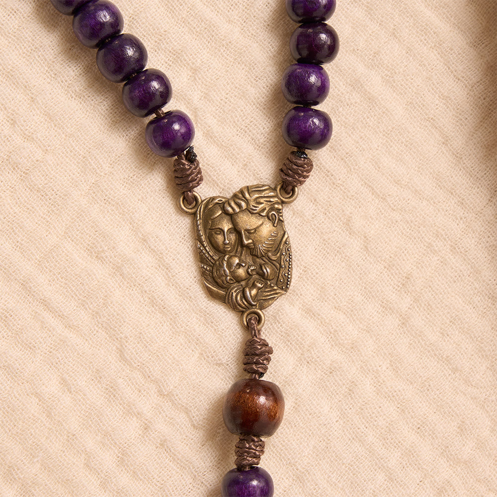 Christianartworkshop Rosario in legno viola con crocifisso in bronzo e medaglione della Sacra Famiglia in rilievo. - image 6