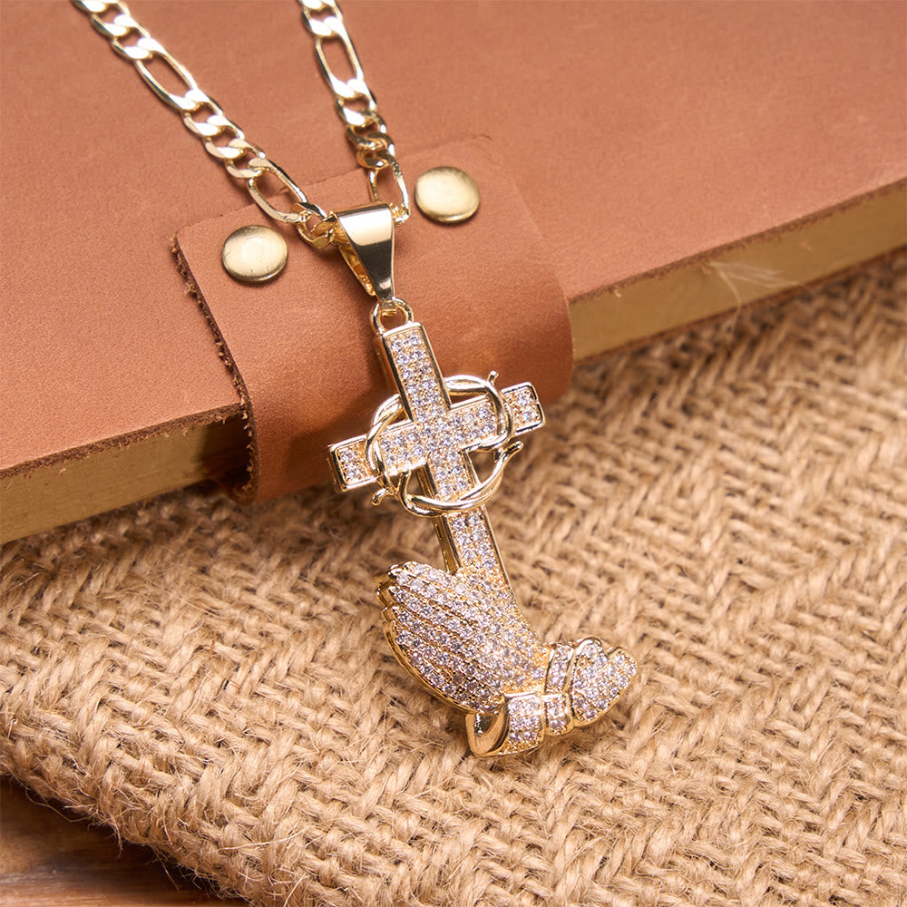 Christianartworkshop Collana Figaro con croce di spine e mani in preghiera interamente tempestata di cristalli: emblema della misericordiosa redenzione celeste. - image 1