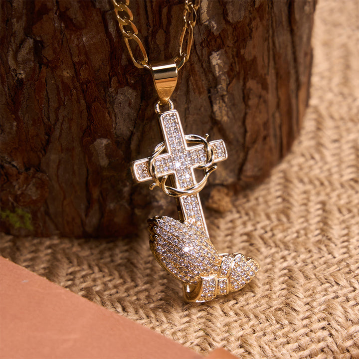 Christianartworkshop Collana Figaro con croce di spine e mani in preghiera interamente tempestata di cristalli: emblema della misericordiosa redenzione celeste. - image 3