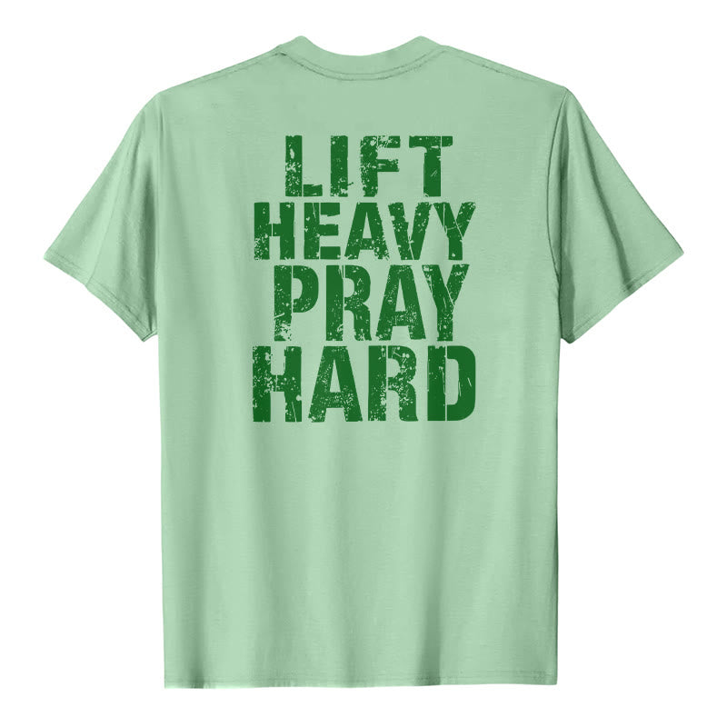 Christianartworkshop Maglietta classica con stampa "Dual-Side Lift Heavy Pray Hard" e scritta effetto invecchiato. - Verde chiaro - 2XL - image 24