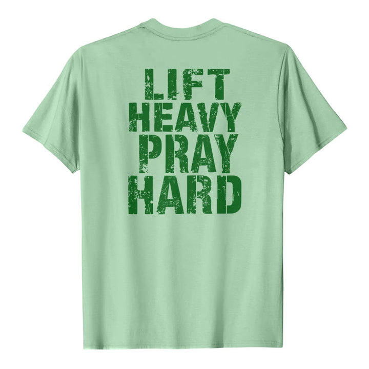 Christianartworkshop Maglietta classica con stampa "Dual-Side Lift Heavy Pray Hard" e scritta effetto invecchiato. - Verde chiaro - 2XL - image 24
